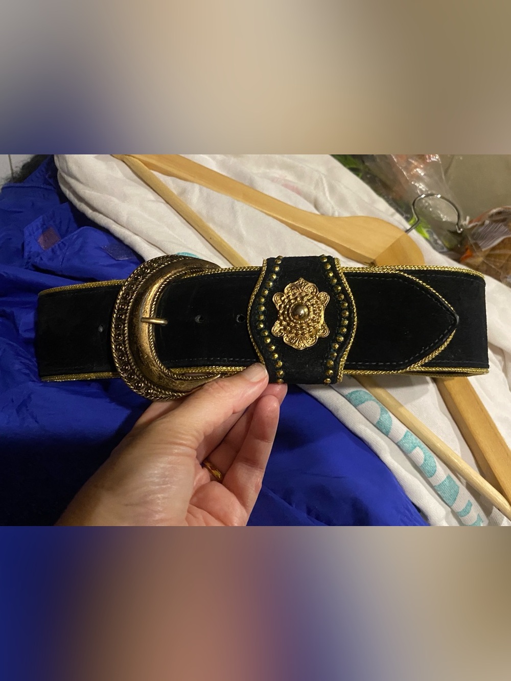 R.J. Graziano Black Velvet Belt with Gold Medallion Hardware vintage 80s wide - Picture 2 of 4